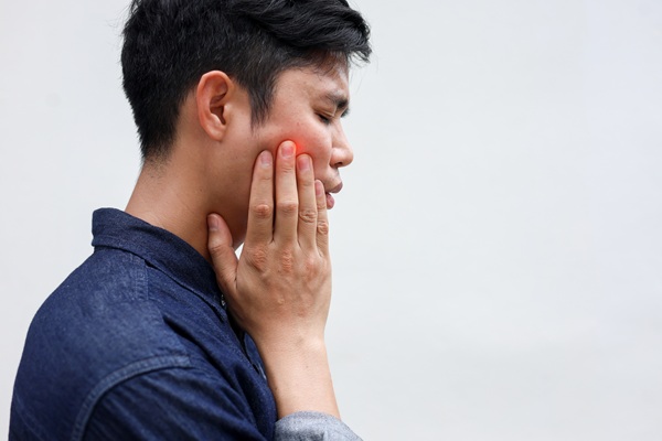 How An Emergency Dentist Fixes A Broken Tooth